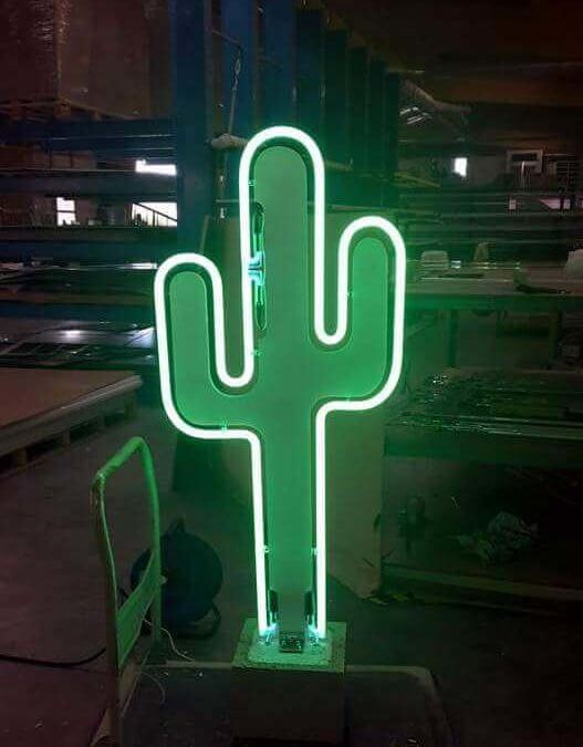 Cactus en PMMA avec silhouette néon