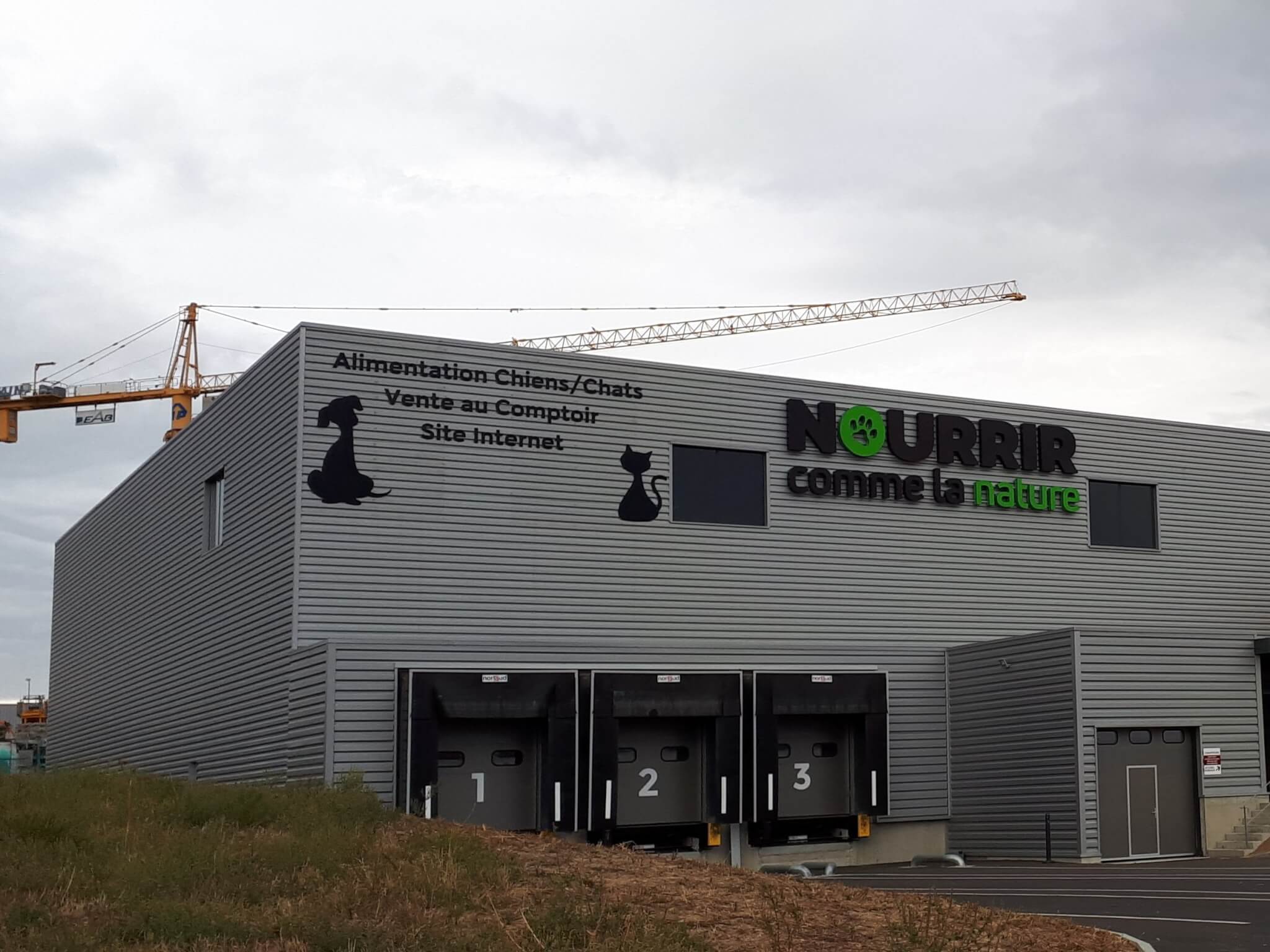 Enseignes Lumineuses Led Nourrir Comme La Nature Mornant Fabriquees Et Installees Par Ses Grigny Lyon Ses Enseignes Et Signaletiques